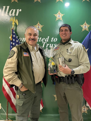 Illustration de l'article : Une jeune femme et sa grand-mère s’unissent pour aider un chat piégé sur l’autoroute