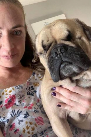 Illustration de l'article : Maltraité pendant des années, ce chien est devenu aveugle et quasiment sourd. Il redécouvre aujourd’hui le sens du mot bonheur.