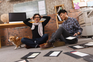 Illustration de l'article : 20 photos de chiens qui passent du temps au bureau avec leur maître