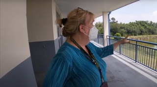 Illustration de l'article : Un homme n'hésite pas à sauter dans l'eau pour affronter l'alligator qui s'en prenait à son chien