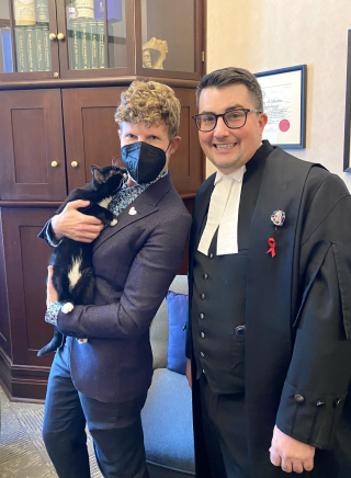 Illustration de l'article : Un chaton errant se fait adopter par les membres de l&rsquo;Assembl&eacute;e l&eacute;gislative de l&rsquo;ouest canadien