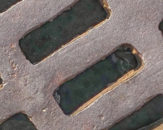 Illustration de l'article : Le personnel d'un magasin découvre un chat coincé dans un égout depuis des jours et se mobilise pour le secourir