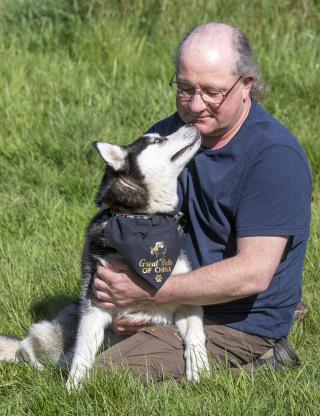 Illustration de l'article : Un couple dépense des milliers d’euros pour sauver un Husky qui s’est échappé d’un camion de viande de chien en Chine
