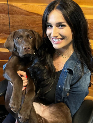 Illustration de l'article : Sweet Pea, le perroquet d’une Américaine, dit “je t’aime” au nouveau chiot de la famille, qu’il rencontre pour la première fois (vidéo)