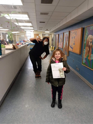 Illustration de l'article : Pour rendre hommage à son père défunt, la fille d’un policier parraine un chien dont personne ne voulait