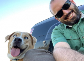 Illustration de l'article : 20 photos de personnes qui ne souhaitaient pas avoir de chien et qui ont changé d'avis