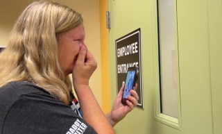 Illustration de l'article : Le retour inespéré d'un chien perdu : Betsy et son pitbull Harley se retrouvent après huit ans de séparation