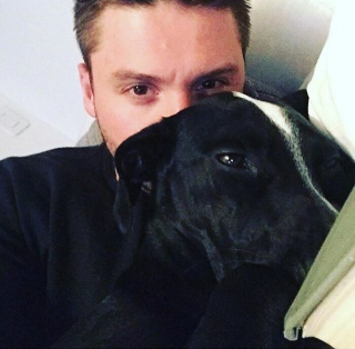 Illustration de l'article : 20 photos touchantes de célébrités follement amoureuses de leurs chiens