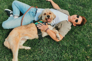 Illustration de l'article : 20 photos touchantes de célébrités follement amoureuses de leurs chiens