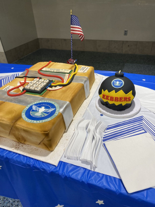 Illustration de l'article : Un grand pot de départ organisé pour ce chien, qui a travaillé dans un aéroport pendant 10 ans (vidéo)