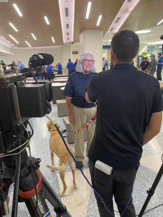 Illustration de l'article : Un grand pot de départ organisé pour ce chien, qui a travaillé dans un aéroport pendant 10 ans (vidéo)