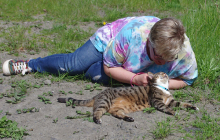 Illustration de l'article : En œuvrant pour le bonheur d'une chatte maltraitée et aveugle, ce couple a aussi guéri de sa propre tristesse