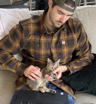 Illustration de l'article : Découverte dans une écurie, cette chatonne aux pattes déformées se bat pour avoir une vie "normale"