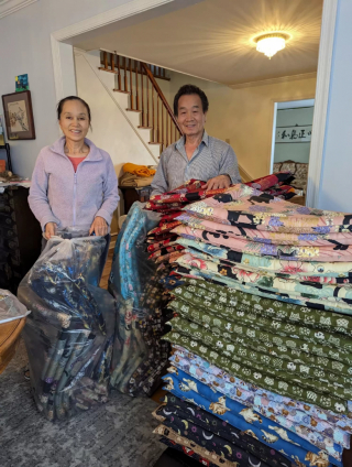 Illustration de l'article : Sensible à la cause animale, ce couple de retraités dédie son temps à la fabrication de couvertures et de jouets pour chats de refuge