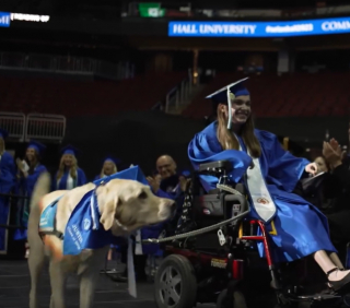 Illustration de l'article : Un chien d’assistance félicité pour son assiduité aux côtés de maîtresse lors d’une cérémonie de remise des diplômes