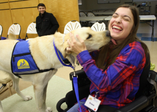 Illustration de l'article : Un chien d’assistance félicité pour son assiduité aux côtés de maîtresse lors d’une cérémonie de remise des diplômes