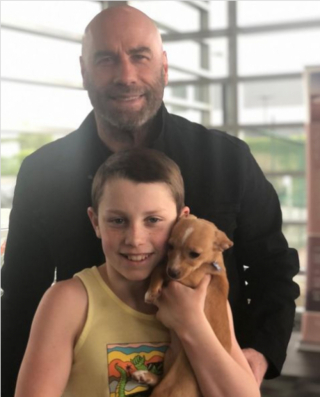 Illustration de l'article : Heureuse d’avoir été adoptée en refuge, la chienne de John Travolta le couvre de bisous au réveil (vidéo)