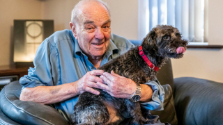Illustration de l'article : Le chien d’un inconnu reste pendant des heures aux côtés d’un homme de 94 ans incapable de se relever après une chute