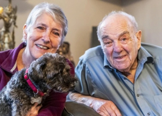 Illustration de l'article : Le chien d’un inconnu reste pendant des heures aux côtés d’un homme de 94 ans incapable de se relever après une chute