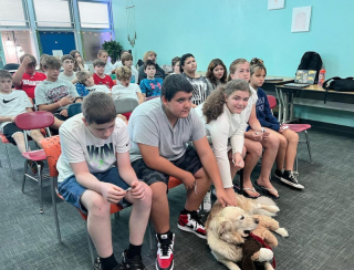 Illustration de l'article : Depuis 2 ans, cette chienne de th&eacute;rapie a le droit &agrave; sa propre photo scolaire !