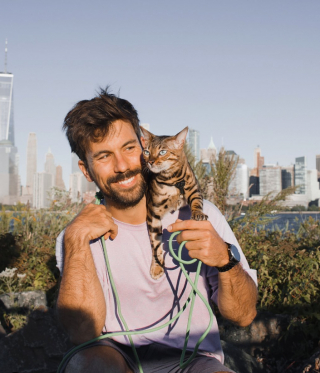 Illustration de l'article : Ce Bengal voyage &agrave; travers le monde entier depuis que son ma&icirc;tre lui a fait d&eacute;couvrir l&rsquo;ext&eacute;rieur