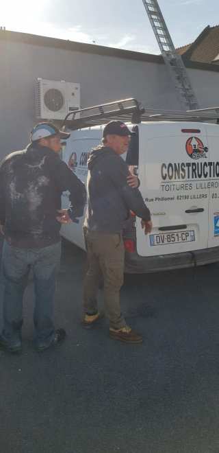 Illustration de l'article : Une femme découvre que ses deux chats sont piégés dans un égout et qu'elle ne peut pas les aider à sortir