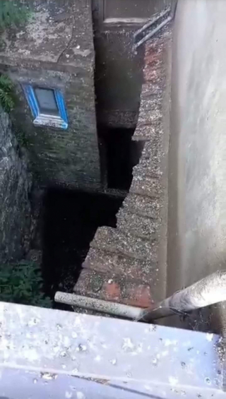 Illustration de l'article : Une femme découvre que ses deux chats sont piégés dans un égout et qu'elle ne peut pas les aider à sortir