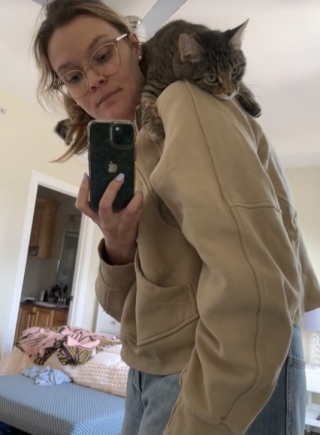 Illustration de l'article : Une chatte trouve le moyen de se détendre dans son bain, mais sans toucher l’eau (vidéo)