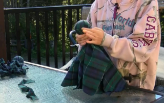 Illustration de l'article : À 10 ans seulement, cette jeune fille confectionne des jouets pour chiens dans le but d’aider les refuges