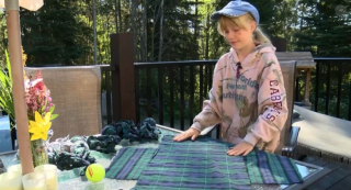 Illustration de l'article : À 10 ans seulement, cette jeune fille confectionne des jouets pour chiens dans le but d’aider les refuges