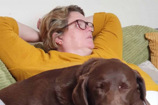 Illustration de l'article : Le témoignage poignant d'une femme endeuillée par la disparition de son chien et se sentant incomprise