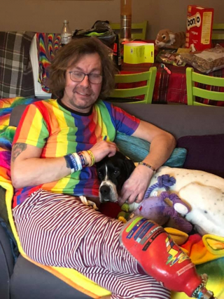 Illustration de l'article : Une chienne à 3 pattes redonne le sourire à son sauveteur, amputé de la jambe à la suite d’un accident