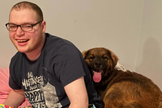 Illustration de l'article : Un chiot désorienté se jette dans un fleuve, sa famille retrouve sa trace 3 jours plus tard