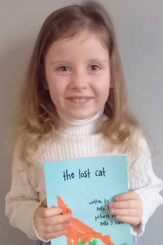 Illustration de l'article : &Agrave; 5 ans, cette jeune fille devient la plus jeune autrice f&eacute;minine en publiant un r&eacute;cit bas&eacute; sur l&rsquo;histoire d&rsquo;un chat 