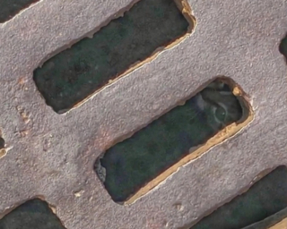 Illustration de l'article : Les employés d’un magasin se mobilisent aux côtés d’autres professionnels pour venir en aide à un félin prisonnier d’une bouche d’égout