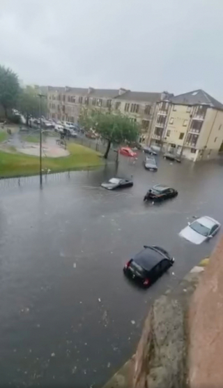 Illustration de l'article : Durant une inondation, un chien courageux et sa maîtresse viennent en aide à deux femmes prises au piège dans leur véhicule (vidéo)
