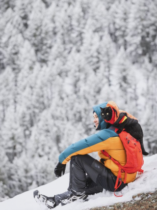 Illustration de l'article : La sublime connexion entre un homme et son chat, qui parcourent le monde ensemble