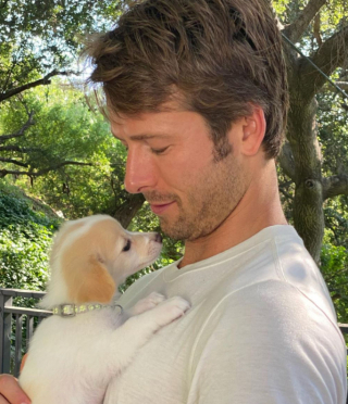 Illustration de l'article : Lors d’un voyage en avion, Brisket, le chien de Glen Powell, échappe à l’attention de son maître et lui vole la vedette 