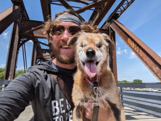 Illustration de l'article : Cette chienne sourde et aveugle de 18 ans découvre des ponts avec son maître et adore ça