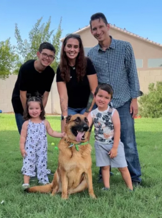 Illustration de l'article : Malheureux après 3 abandons successifs, Riggs trouve le chemin du bonheur grâce à une jeune femme venue par hasard au refuge