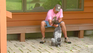 Illustration de l'article : Un homme atteint d’épilepsie perd son chien d’assistance et reçoit l’aide précieuse de son jeune voisin