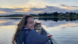 Illustration de l'article : Faites connaissance avec Tilly, une chatte aventurière qui adore accompagner sa maîtresse en canoë