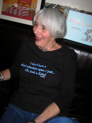 Illustration de l'article : Un célèbre créateur de séries animées ouvre sa porte à Arthur, un chat de refuge au lourd passé qui attendait impatiemment sa nouvelle famille