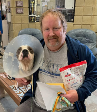 Illustration de l'article : « La vie est revenue dans ses yeux » : un chien autrefois violenté et mal-en-point montre son soulagement en débordant d’affection