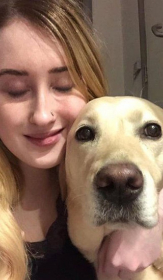 Illustration de l'article : Une femme aveugle et son chien-guide se retrouvent dans la bonne humeur apr&egrave;s de longs mois de s&eacute;paration