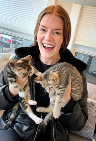 Illustration de l'article : Abandonné alors qu’il n’avait que quelques jours, ce chaton trouve du réconfort auprès de peluches soigneusement sélectionnées par sa mère d’accueil