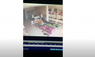 Illustration de l'article : Un chien errant bless&eacute; se dirige spontan&eacute;ment dans une clinique v&eacute;t&eacute;rinaire pour demander de l&rsquo;aide (vid&eacute;o)