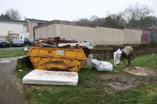 Illustration de l'article : La surprise d’un individu en découvrant la contenance d’une benne à ordures