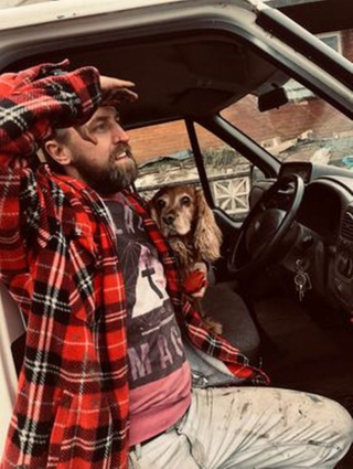 Illustration de l'article : À l’occasion d’un sauvetage, un homme noue un lien particulier avec un chien et choisit de raconter son expérience en vidéo
