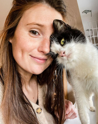 Illustration de l'article : D’abord sur la réserve, cette chatte errante sur le point d’accoucher a trouvé sa place dans un foyer lui voulant du bien